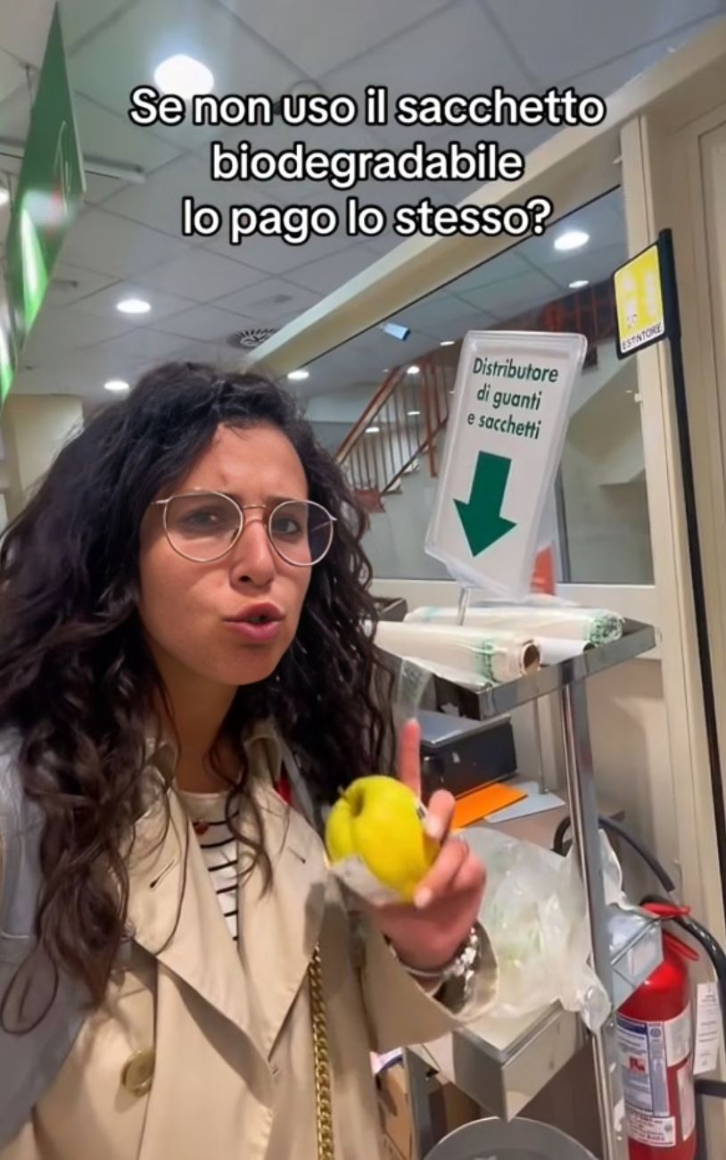 Supermercato, cosa succede alla cassa se non si usa il sacchetto