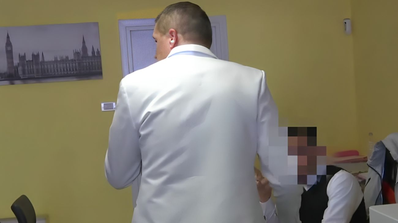 L'incontro tra l'inviato di Striscia La Notizia e il rivenditore di Verona