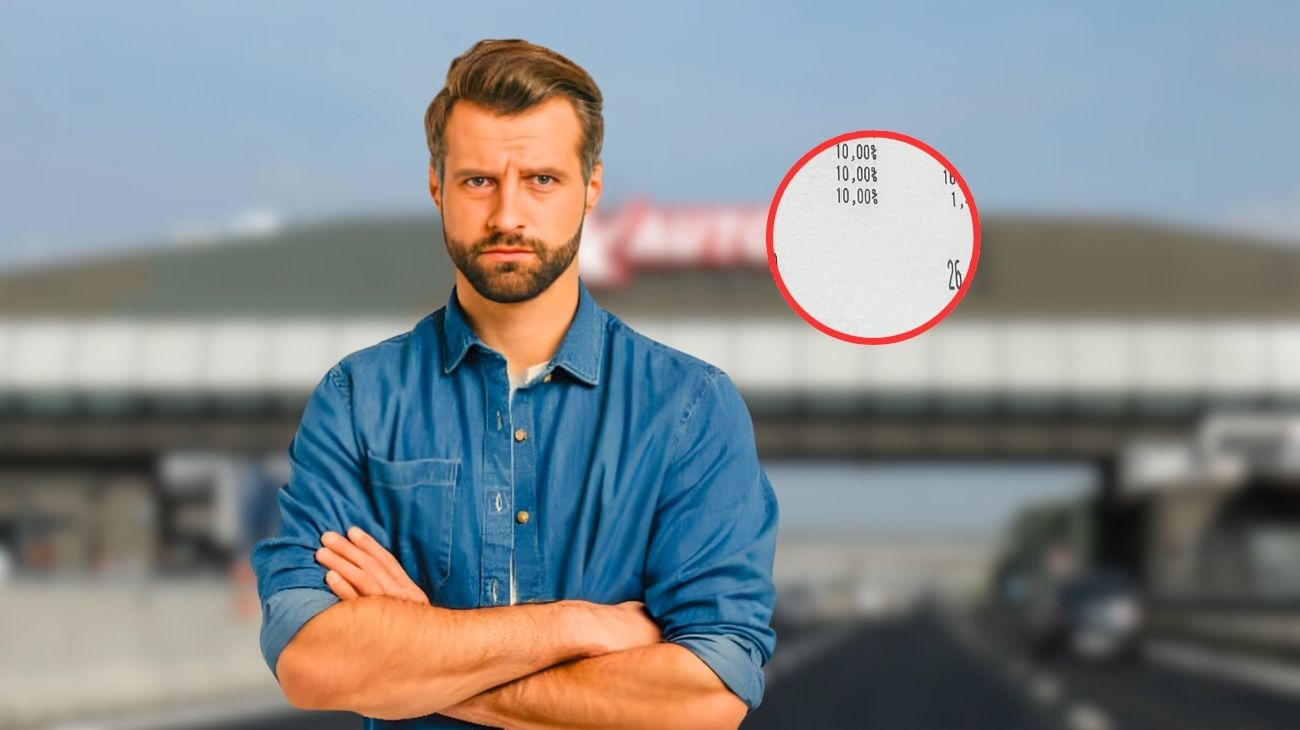 Emilia Romagna, cliente mostra lo scontrino del pranzo in Autogrill