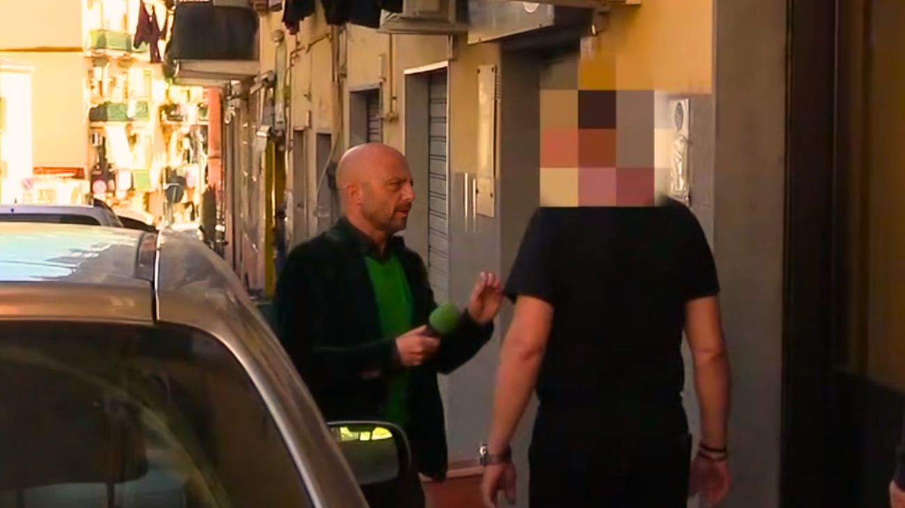 Striscia La Notizia, Luca Abete incontra l'uomo che vende olio contraffatto