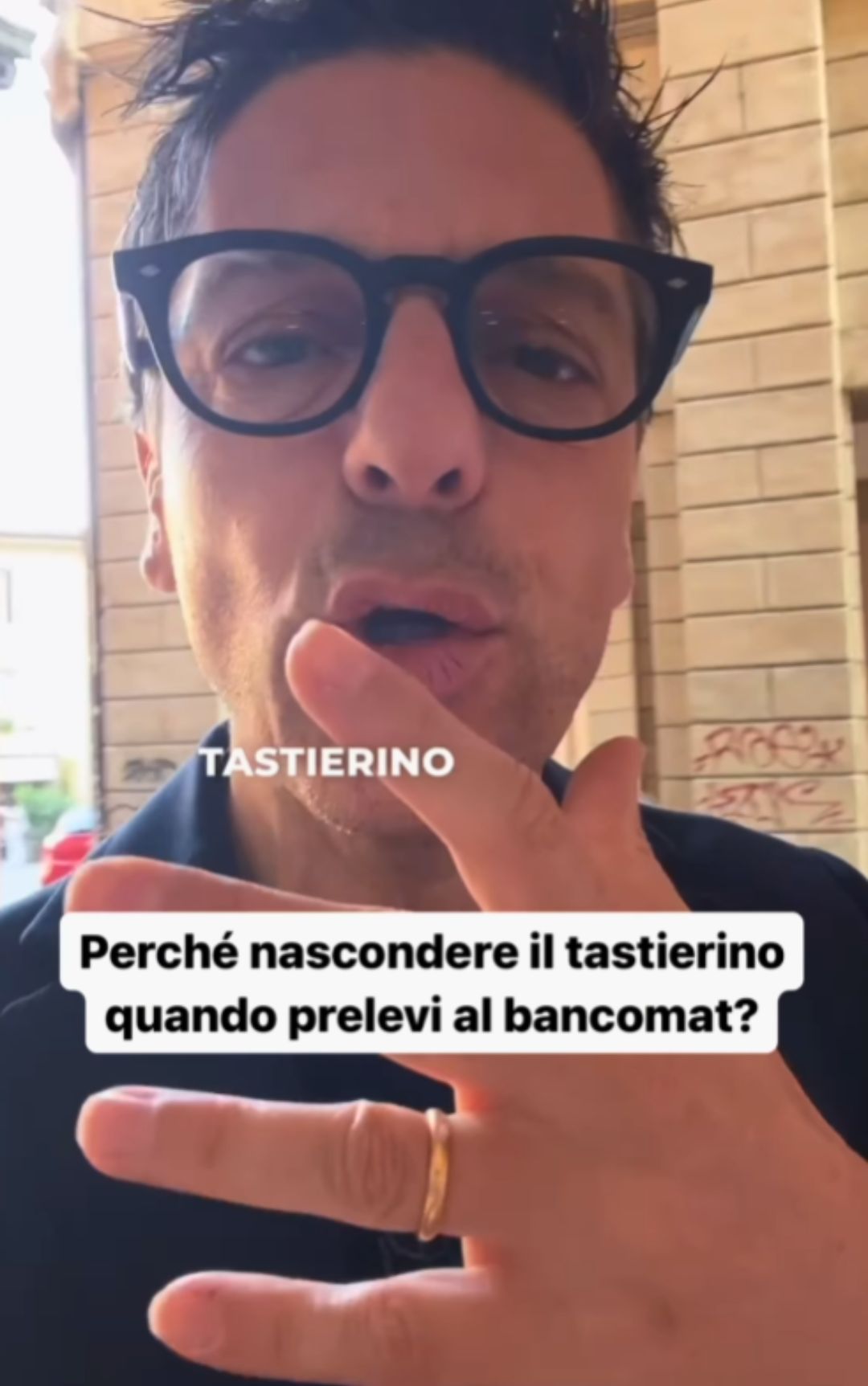 Bancomat, il gesto di proteggere la tastiera ha due motivi