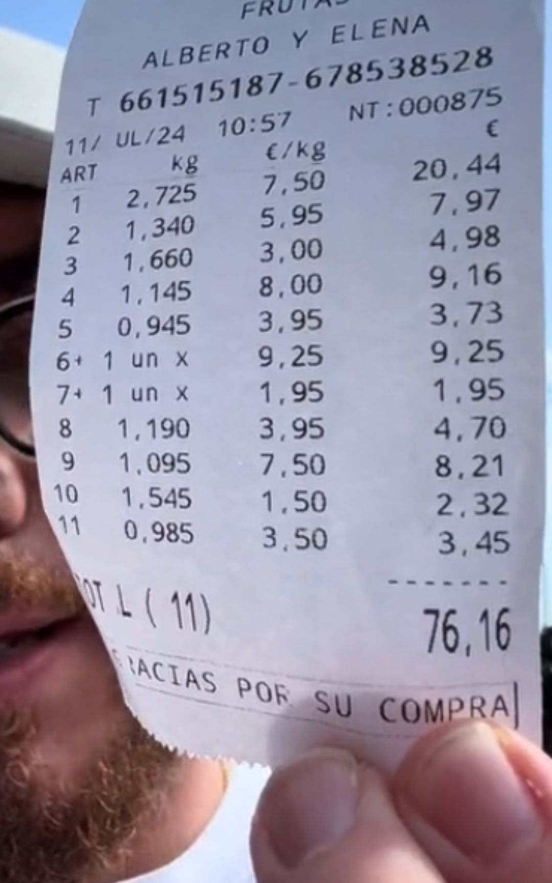 Turista italiano mostra lo scontrino della spesa in un mercato in Spagna