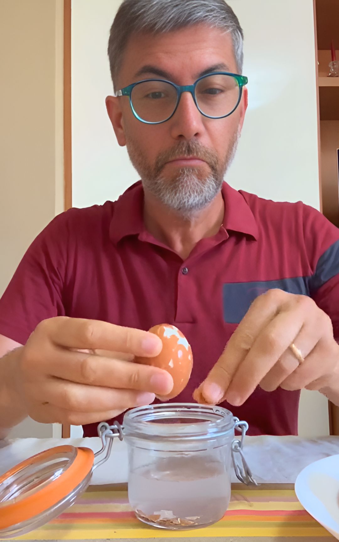 Uova sode, così è possibile sbucciarle in maniera semplice e veloce