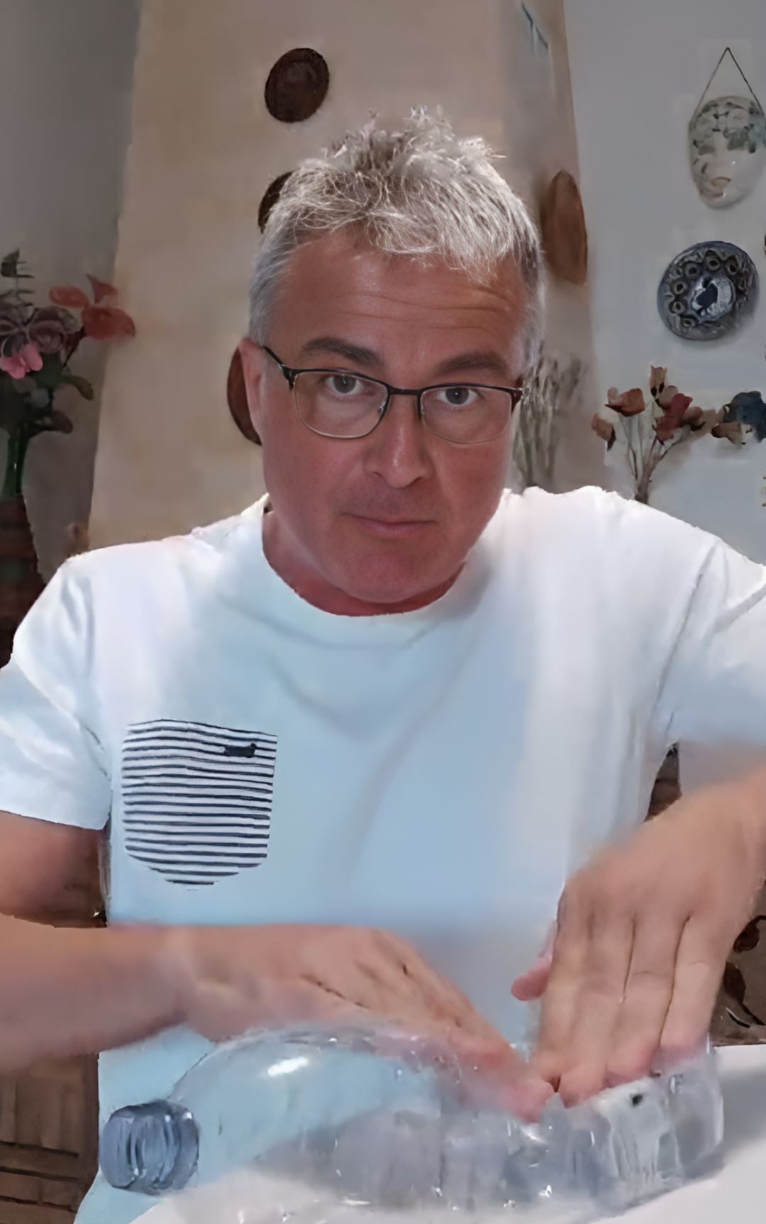 Bottiglie di plastica, ecco come vanno schiacciate per il riciclo