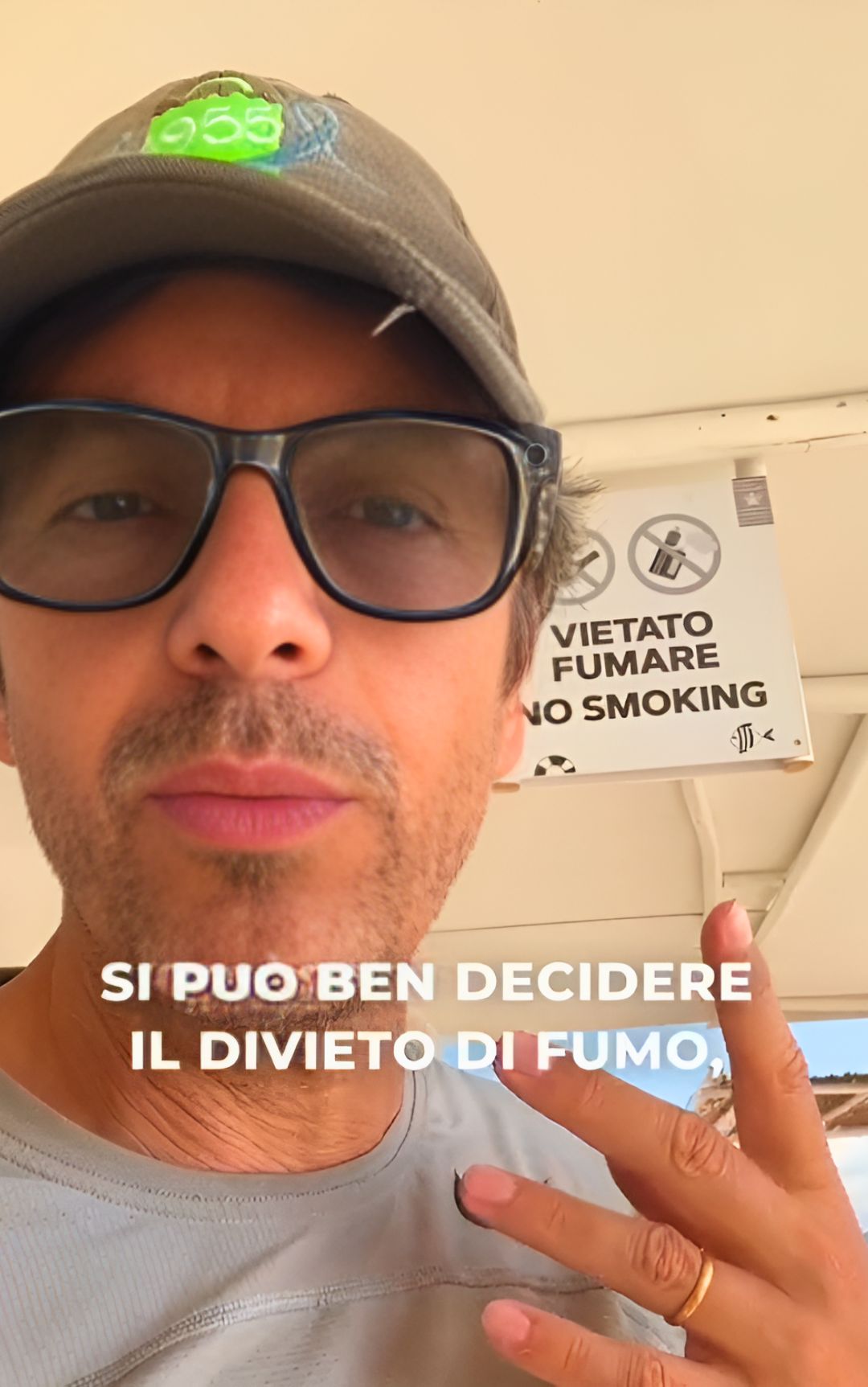 Fumare in spiaggia, cosa dice la legge in Italia