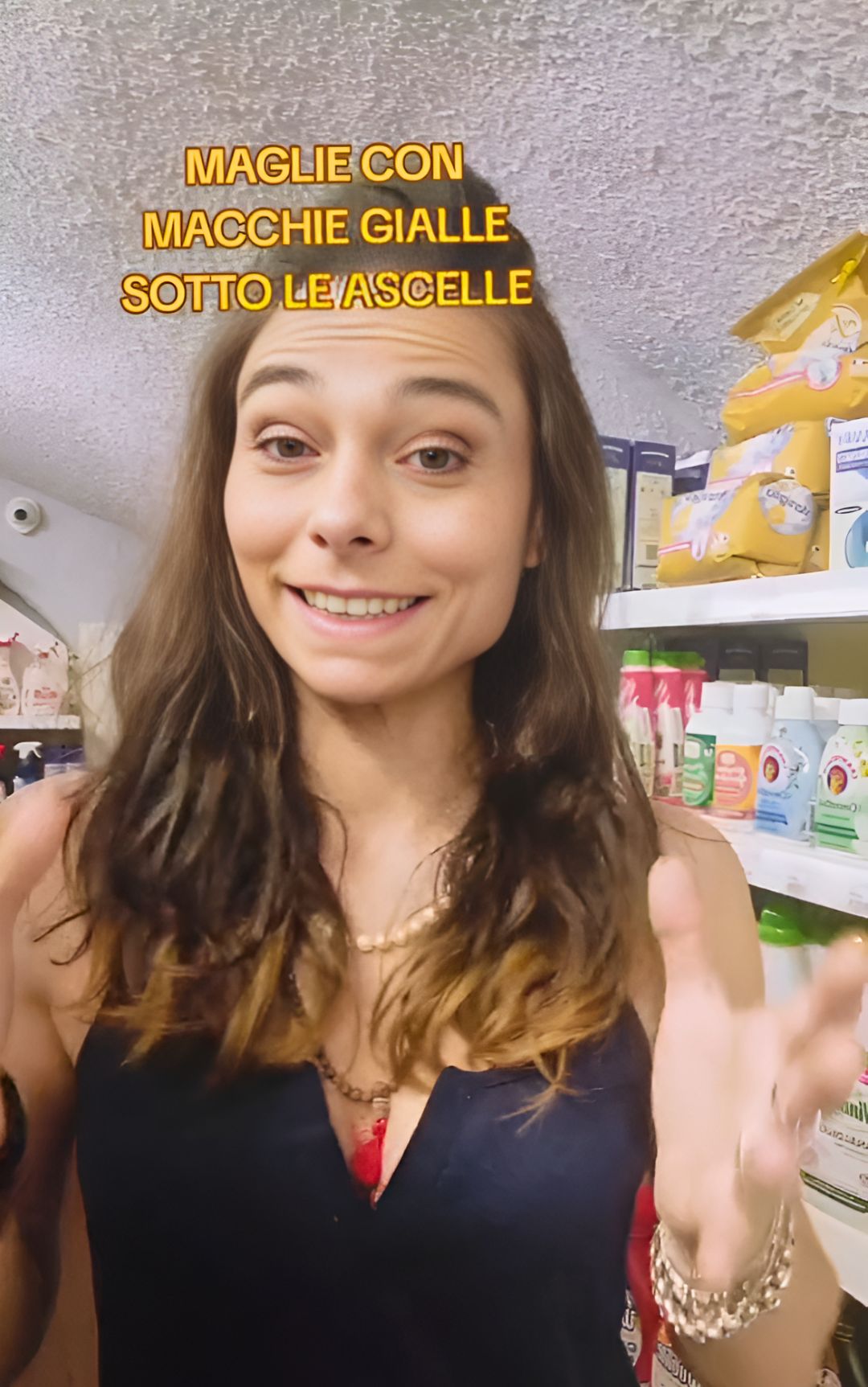 Macchie gialle sulle maglie, il rimedio efficace contro questo problema fastidioso