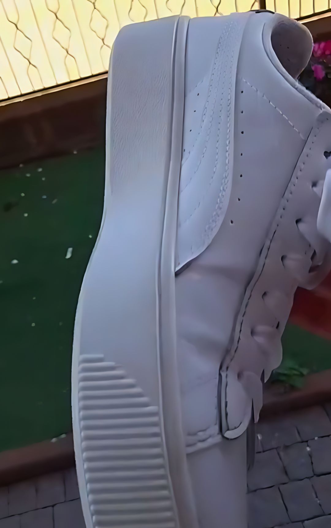 Scarpe, addio macchie gialle: il trucco per rimuoverle