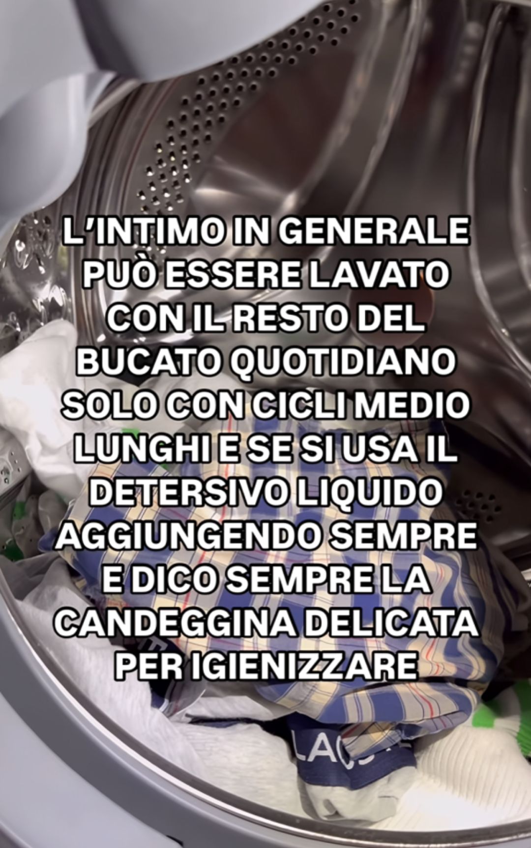 Lavatrice, perché l'intimo si lava con la candeggina delicata