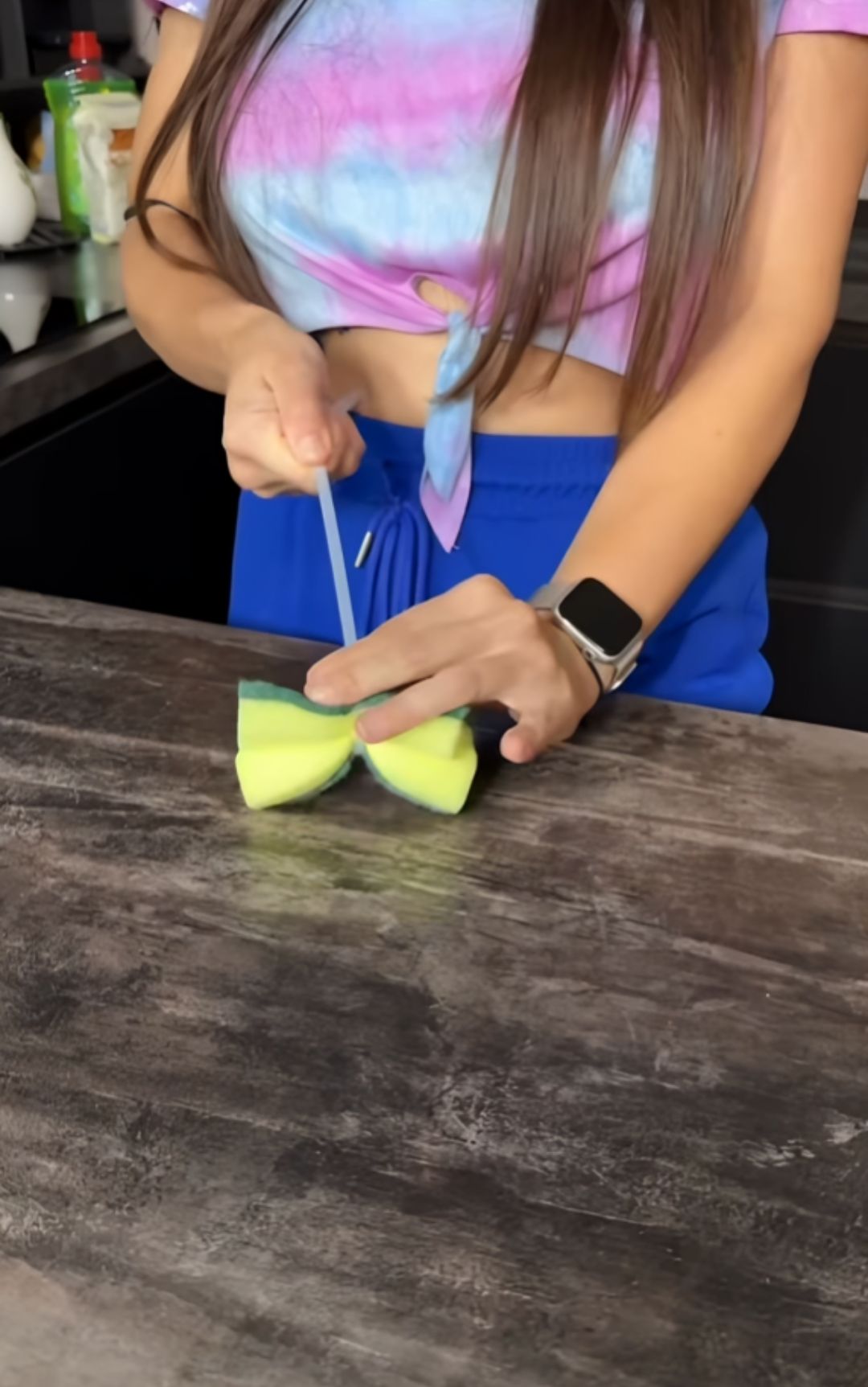 Termosifoni, il trucco per pulirli con una spugna e una fascetta