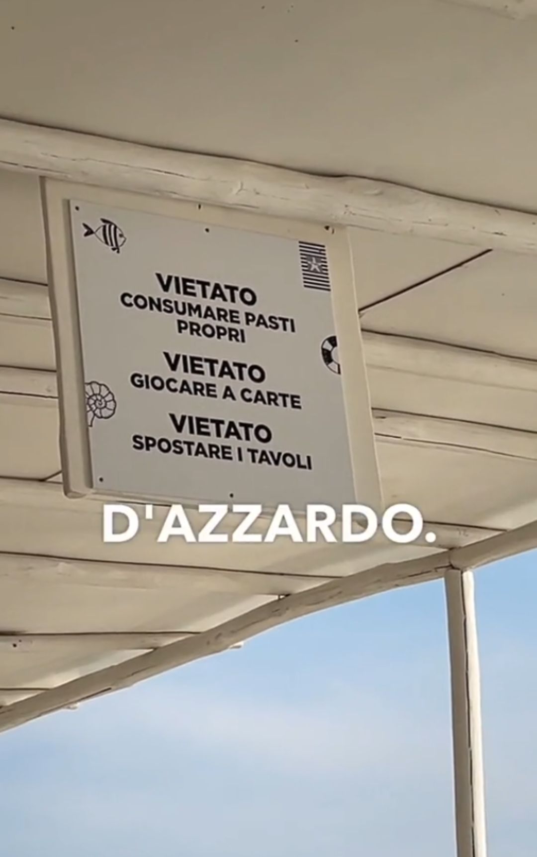 Un lido balneare può vietare di giocare a carte: il motivo