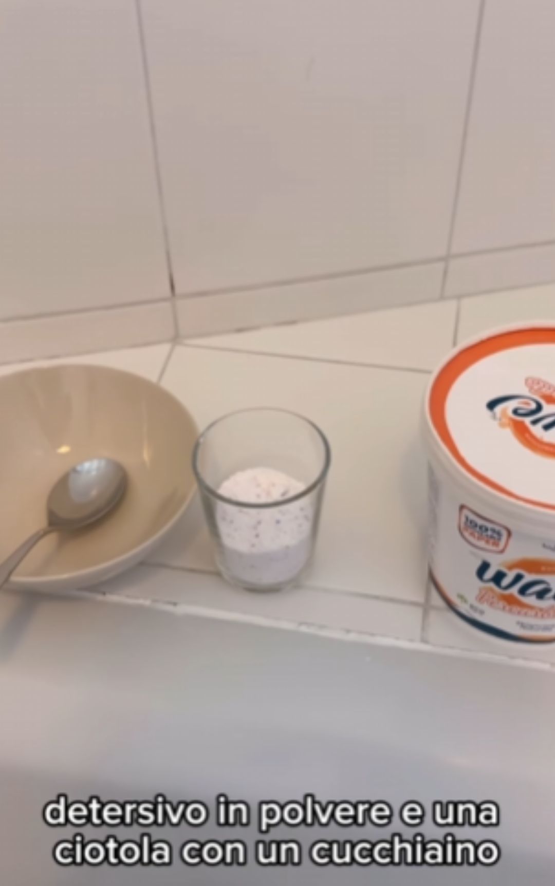 Camicie, come creare la soluzione per eliminare le macchie gialle