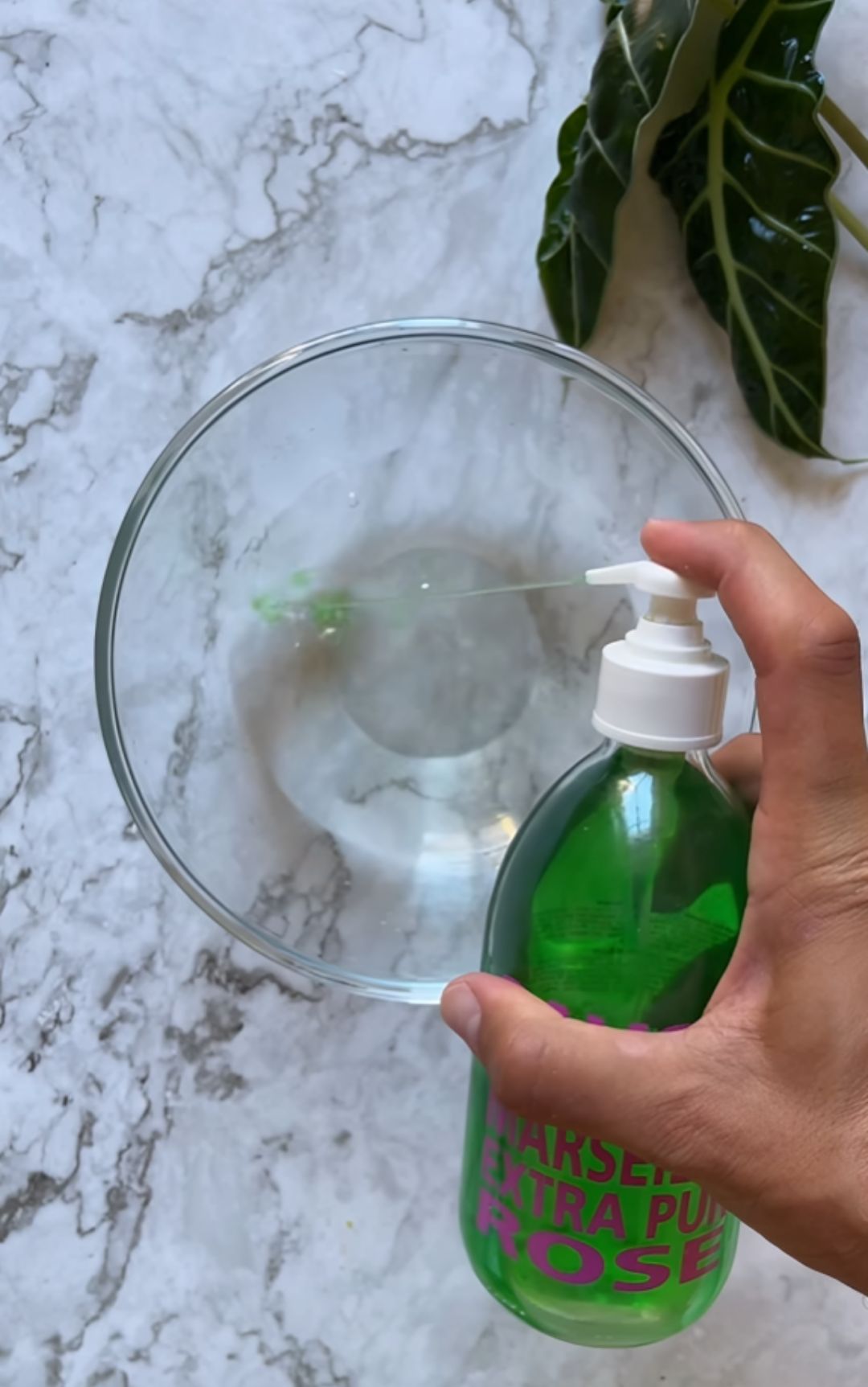 La soluzione fai da te per la pulizia del microonde