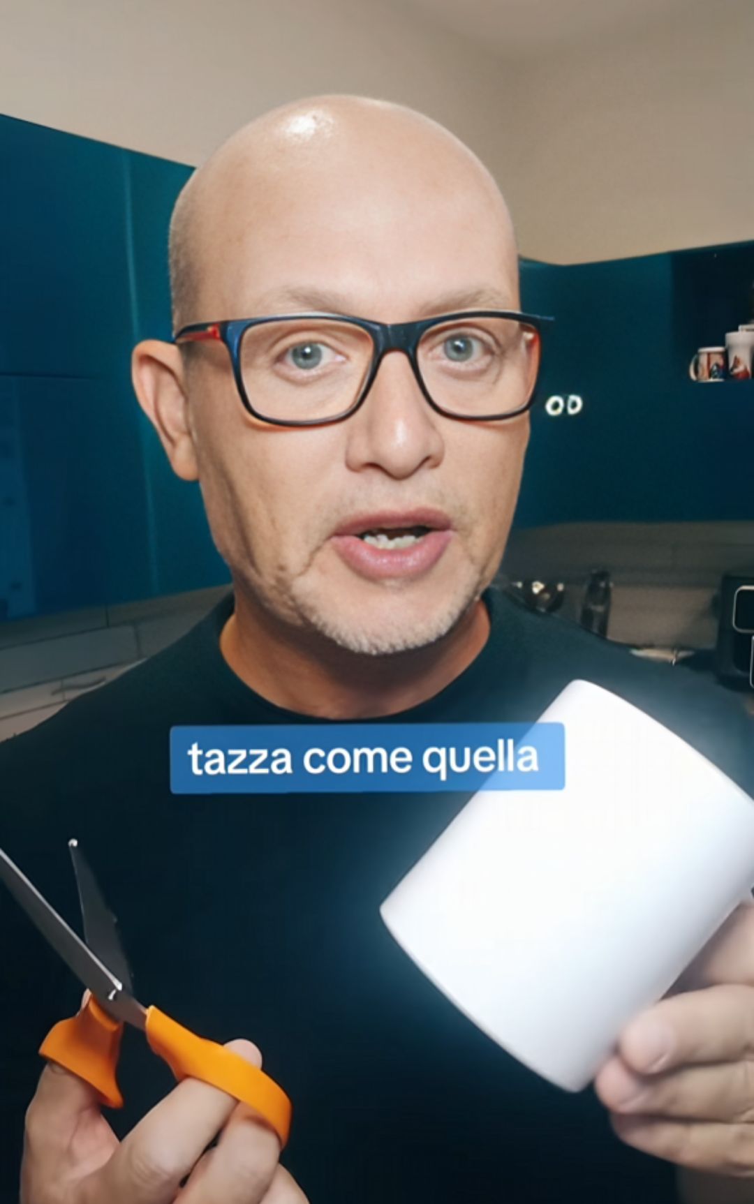 È possibile affilare le forbici semplicemente utilizzando una tazza