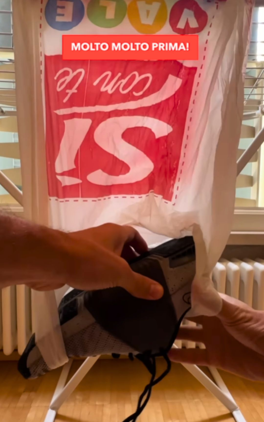 Scarpe da ginnastica, come asciugarle col trucco della busta