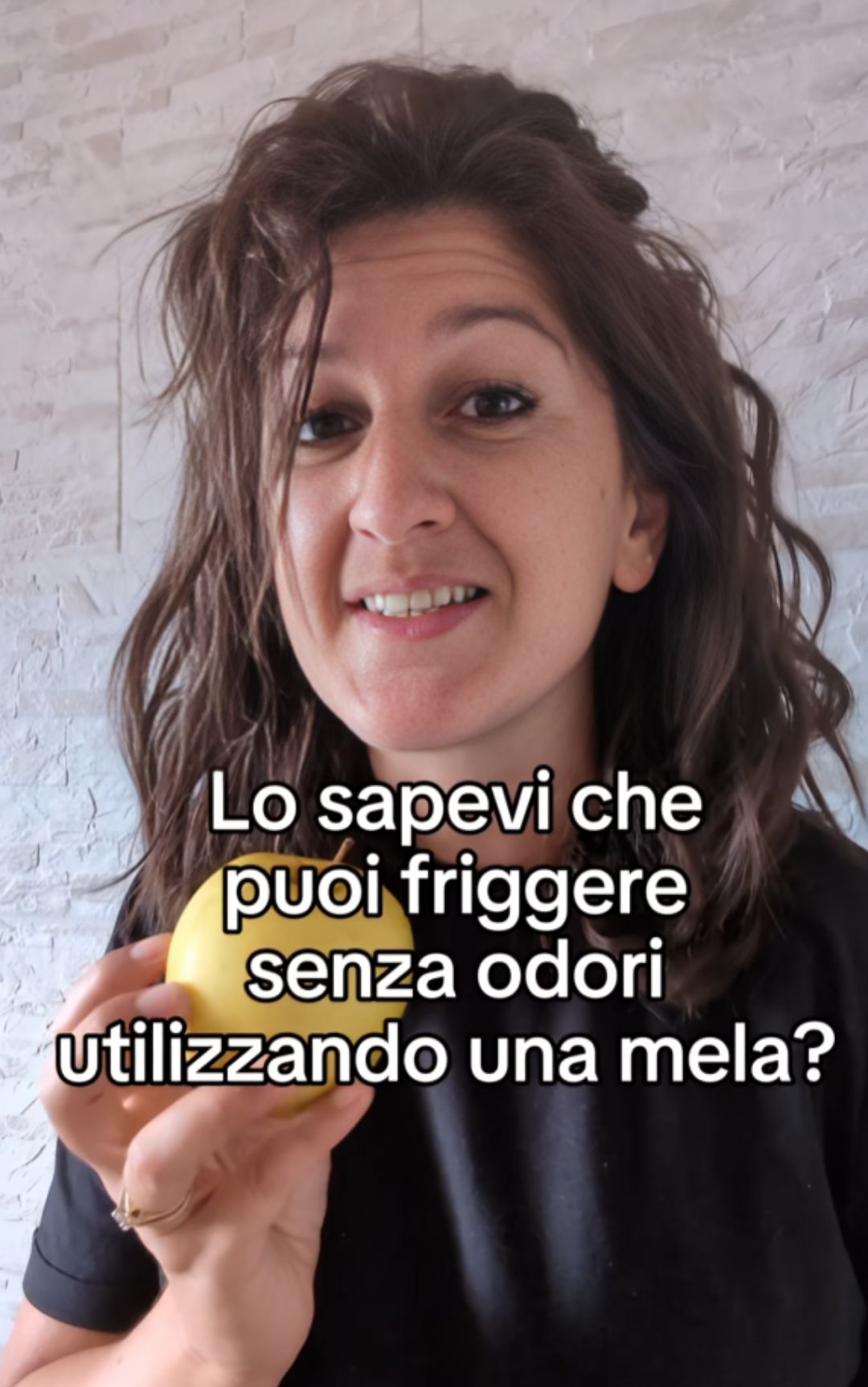 Mela nell'olio: così puoi dire addio ai cattivi odori della frittura