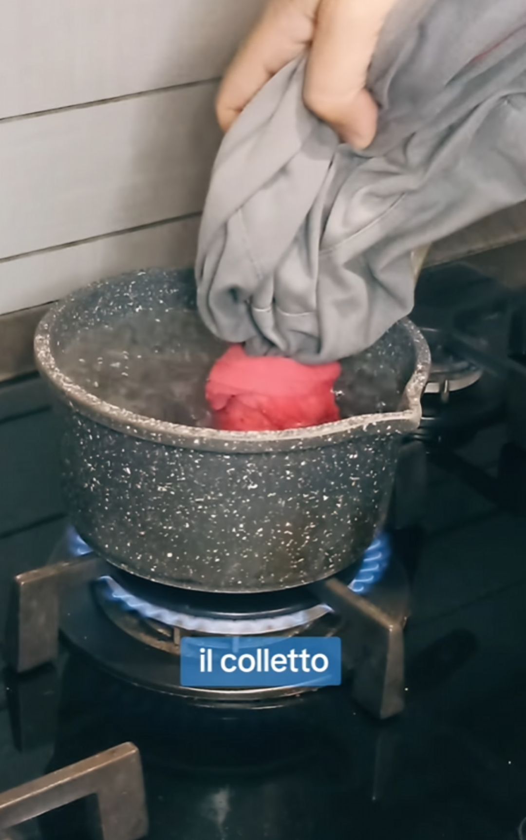 T-shirt, con una pentola è possibile recuperare il collo slabbrato