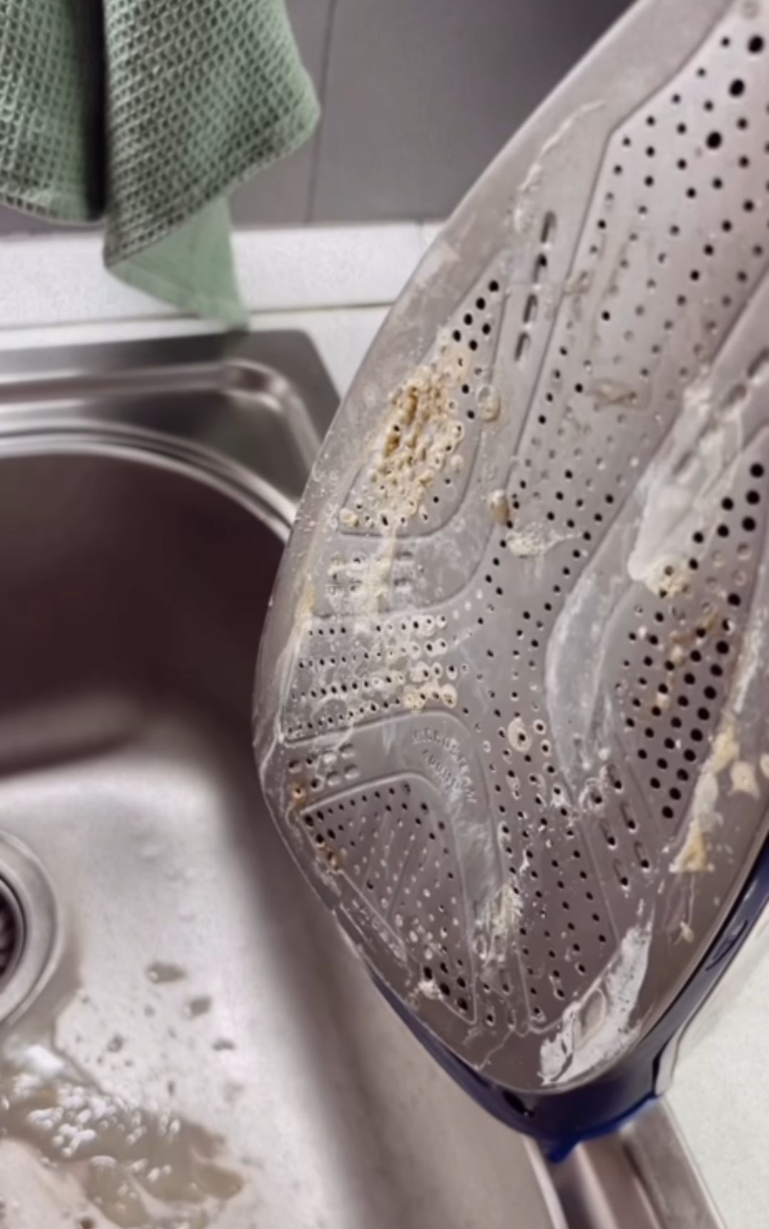 Ferro da stiro, addio sporco grazie alla soluzione fai da te