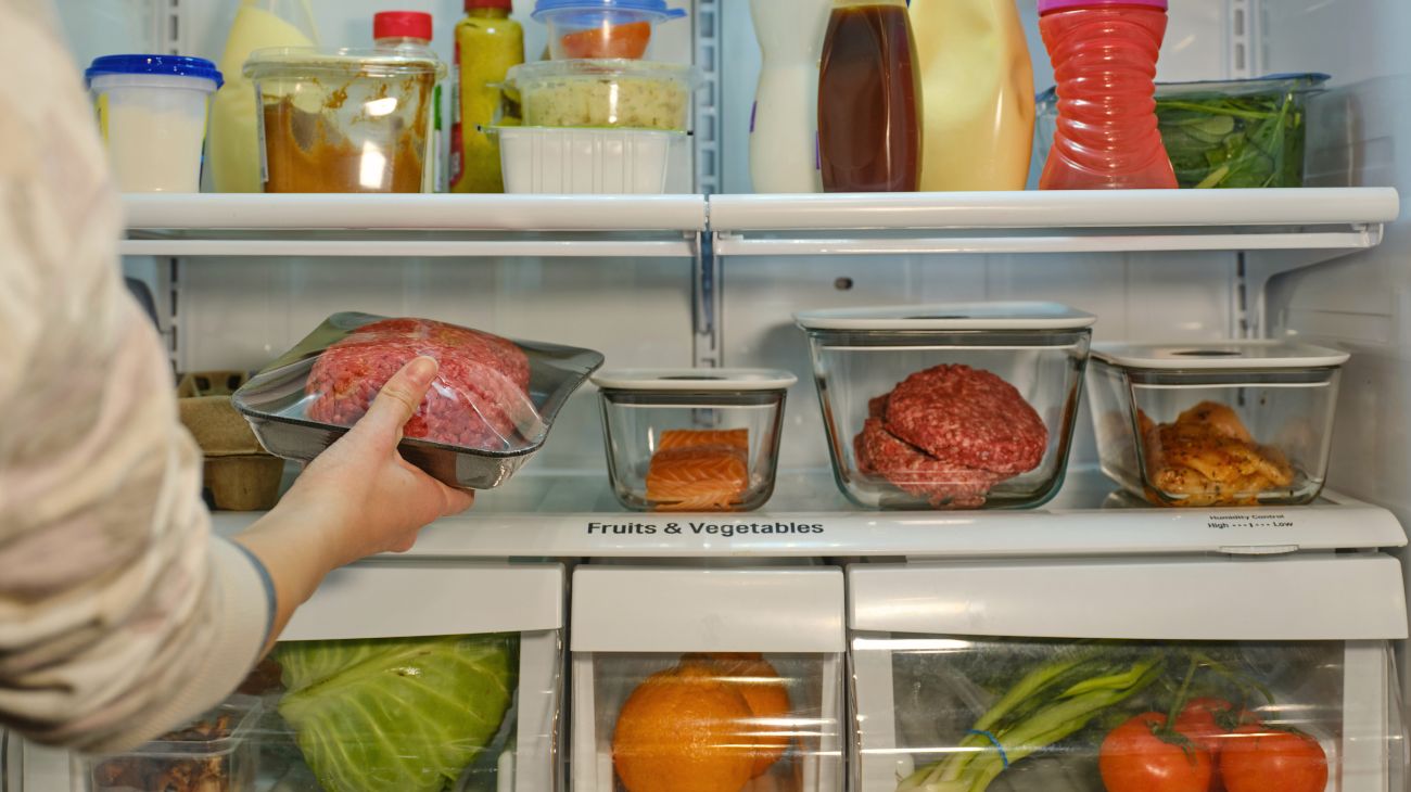 Cibo caldo, quali sono i rischi se lo si mette subito in frigorifero