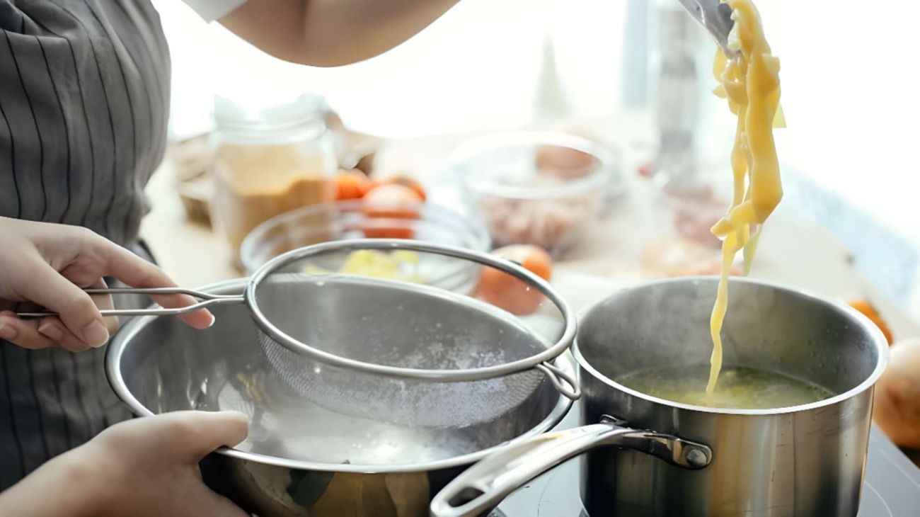 Acqua della pasta, le idee intelligenti per riutilizzarla in casa