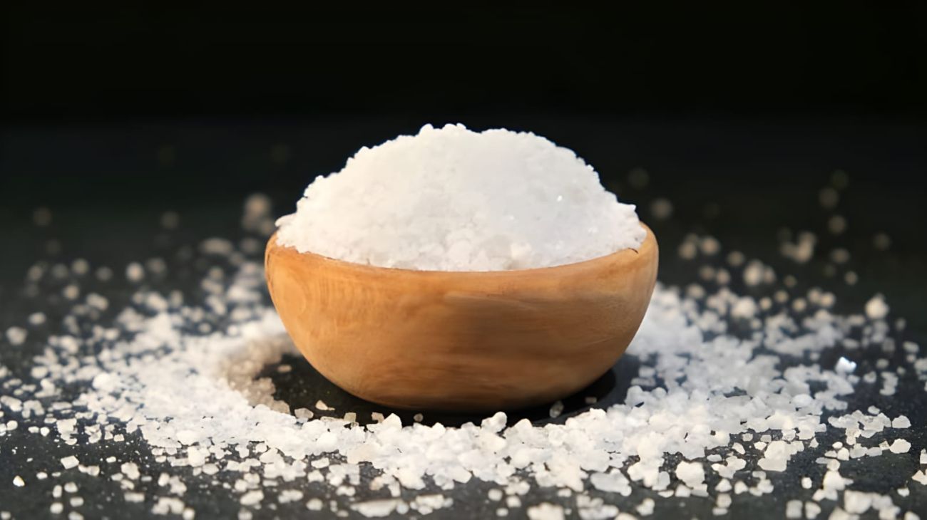 Sale e bucce di agrumi: così si prepara il rimedio anti-umidità in bagno